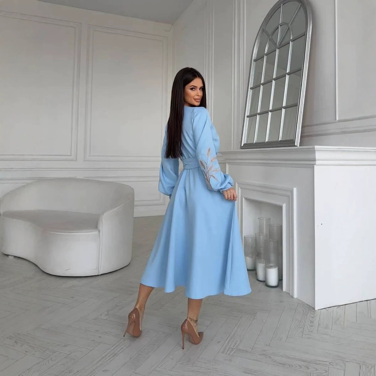 Damen Wickel-Midikleid mit Taillengürtel, hohem Beinschlitz und bestickten Ballonärmeln Chichicherry