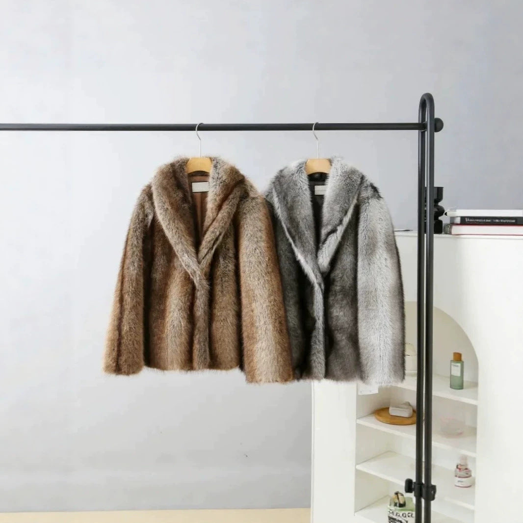Women's short coat made of voluminous faux fur with wide shawl collar Chichicherry