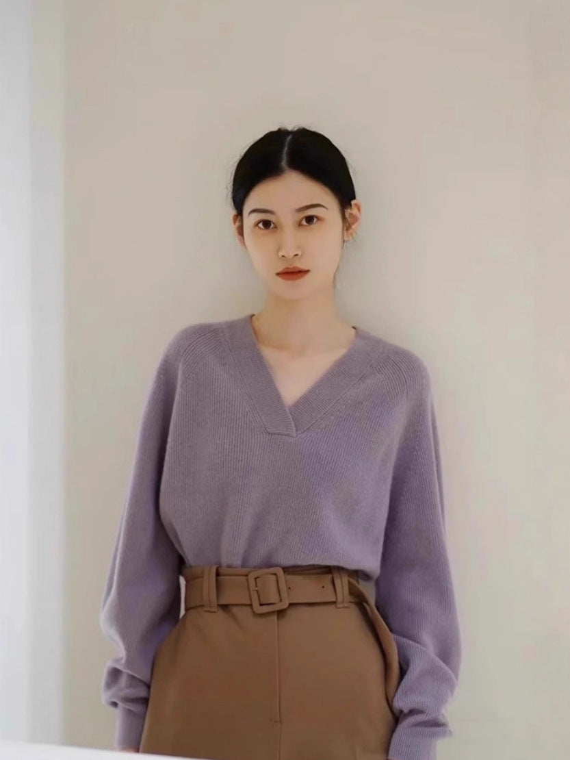 Women's Loose V-Neck Sweater made of fine ribbed knit with dropped shoulder Chichicherry