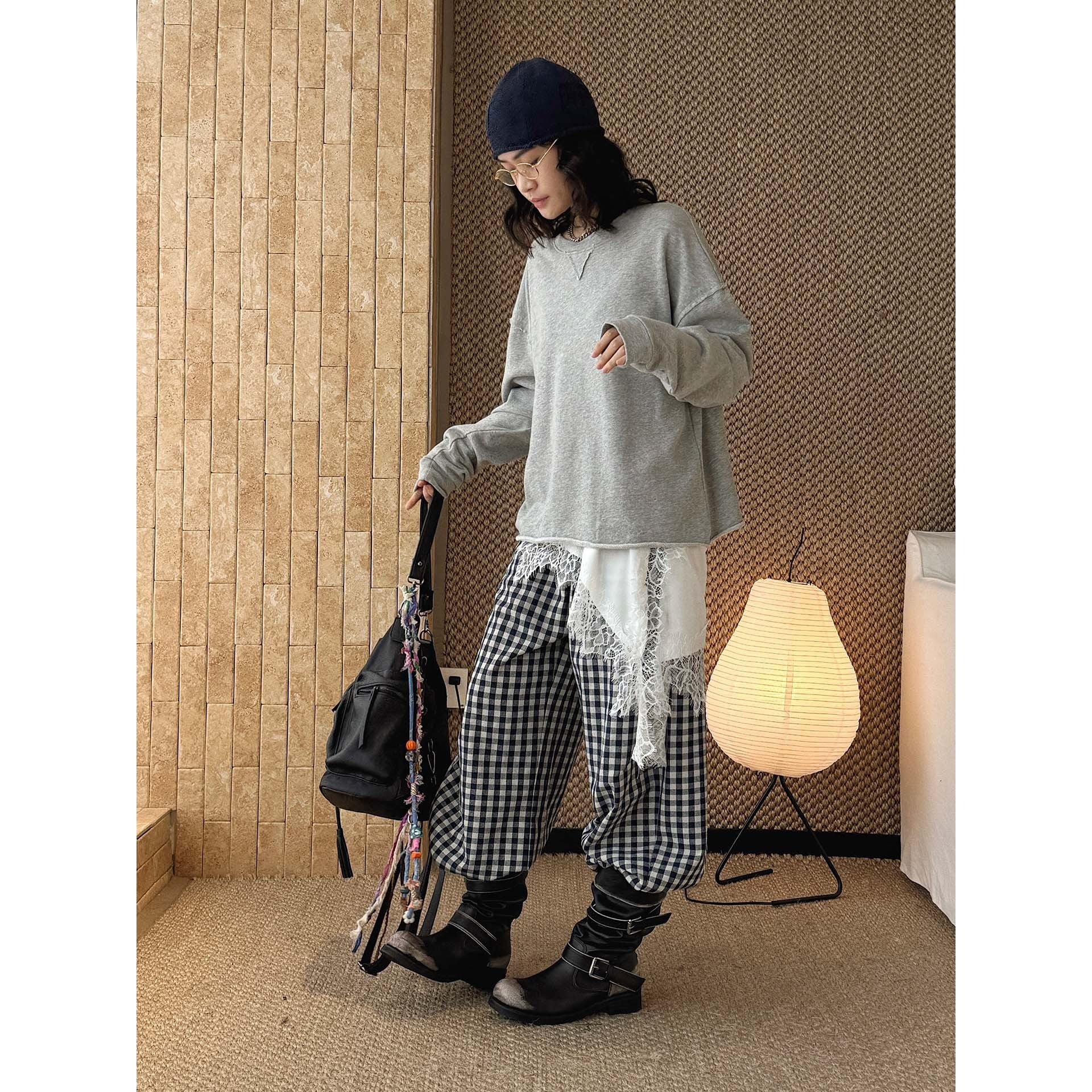 Women's oversized sweatshirt made of soft sweat fabric with raw edge and V decorative seam Chichicherry