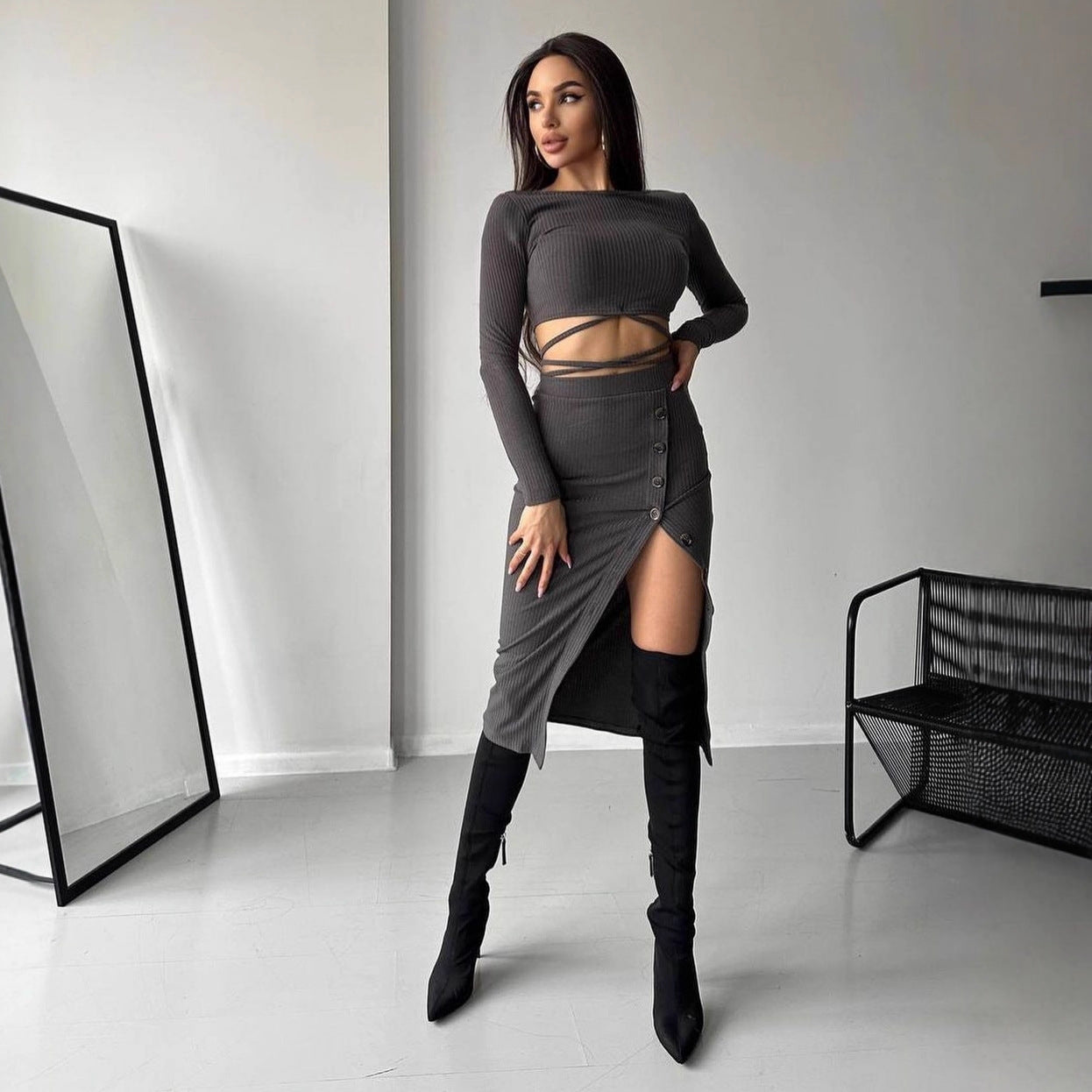 Damen Geripptes zweiteiliges Set mit Cropped-Langarmtop, Wickelband und taillenbetontem Knopf-Midirock Chichicherry