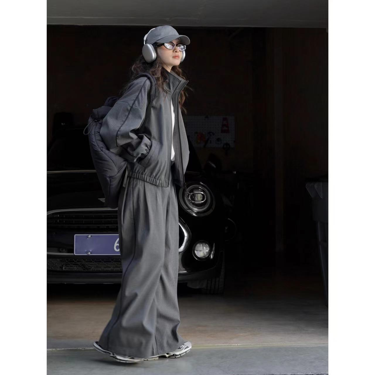 Women's loose pinstripe training jacket with stand-up collar, zipper and elastic hem Chichicherry