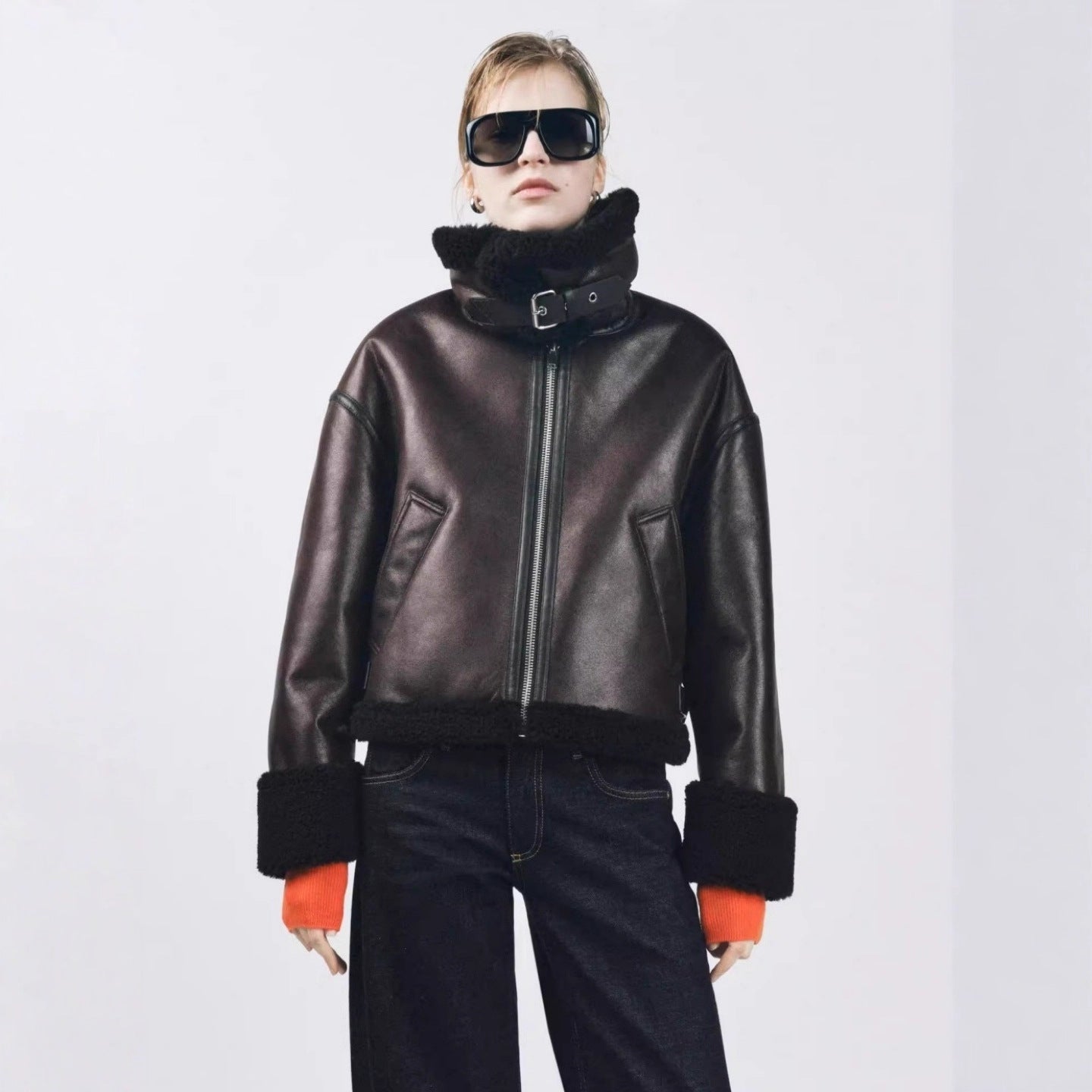 Women's short-cut aviator jacket made of lambskin imitation with a large teddy collar Chichicherry