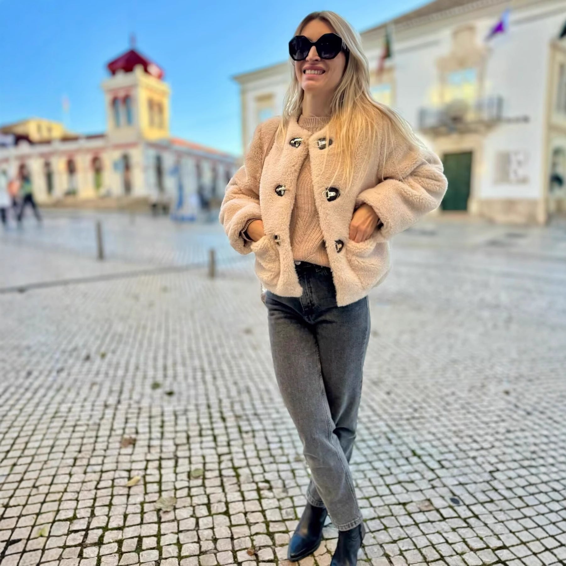 Women's Short Teddy Jacket Made of Faux Fur with Toggle Closures and Patch Pockets Chichicherry