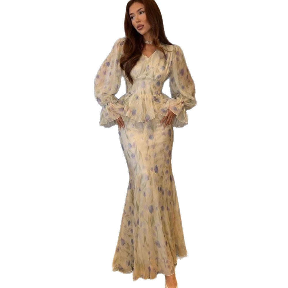 Women's dress made of transparent chiffon with fitted bodice, ruffled peplum and voluminous bell sleeves Chichicherry