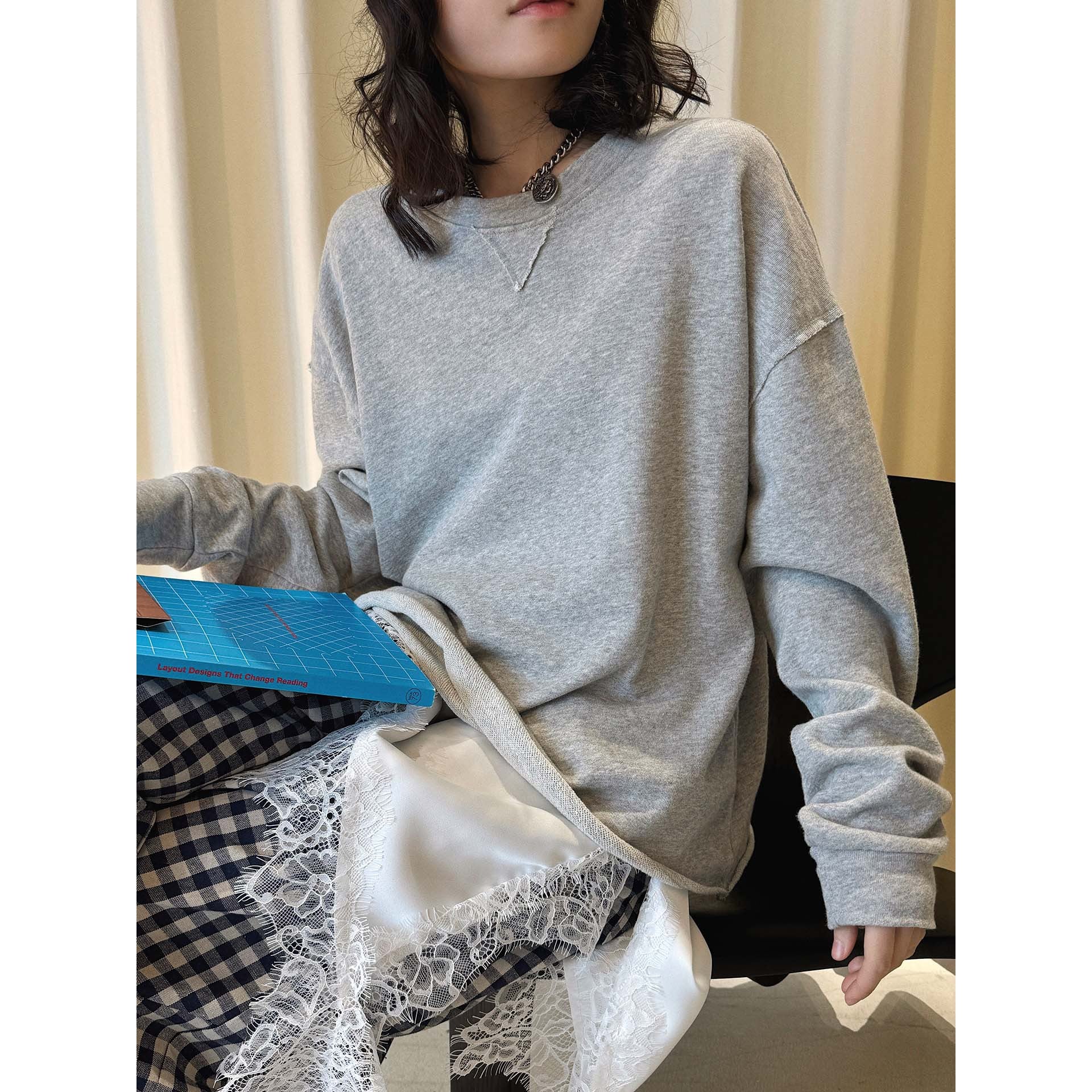 Women's oversized sweatshirt made of soft sweat fabric with raw edge and V decorative seam Chichicherry