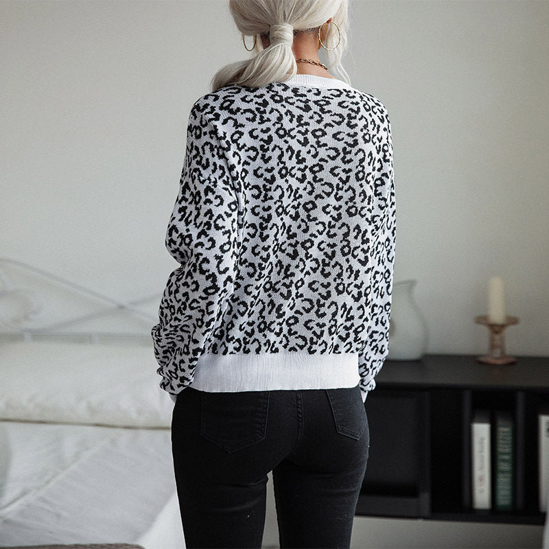 Women's light structured knitted sweater with leopard jacquard and ribbed round neckline Chichicherry