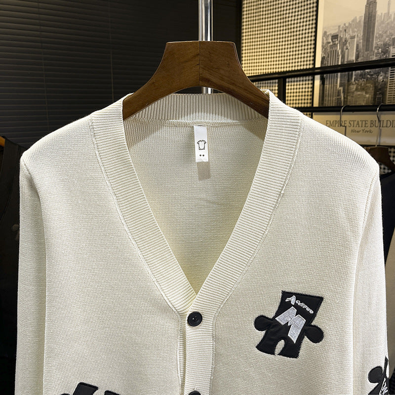 Herren Strick-Cardigan mit V‑Ausschnitt und dekorativen Puzzle‑Applikationen Chichicherry