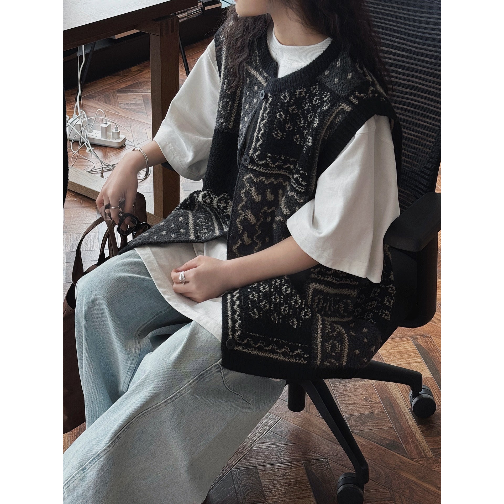 Women’s jacquard knitted vest with button placket and ribbed neckline Chichicherry