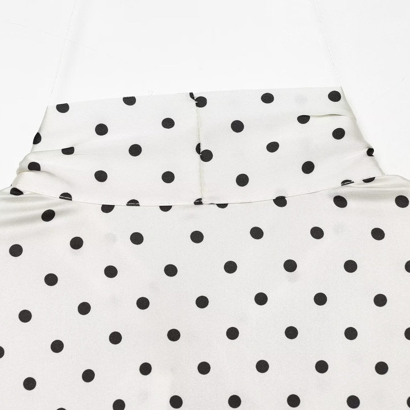 Women's blouse with bow collar, polka dot pattern and flounce sleeves Chichicherry