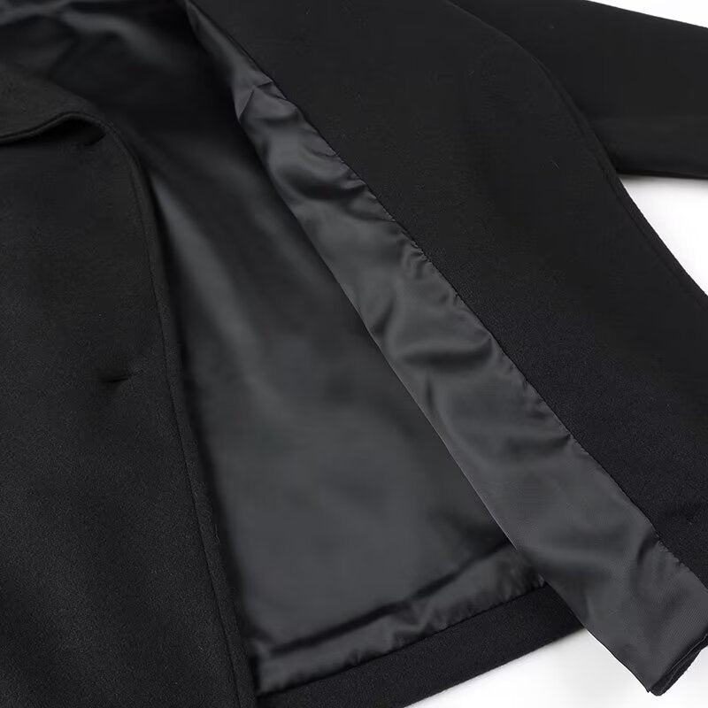 Women’s short coat in oversized cut with double-breasted closure and wide lapel collar Chichicherry