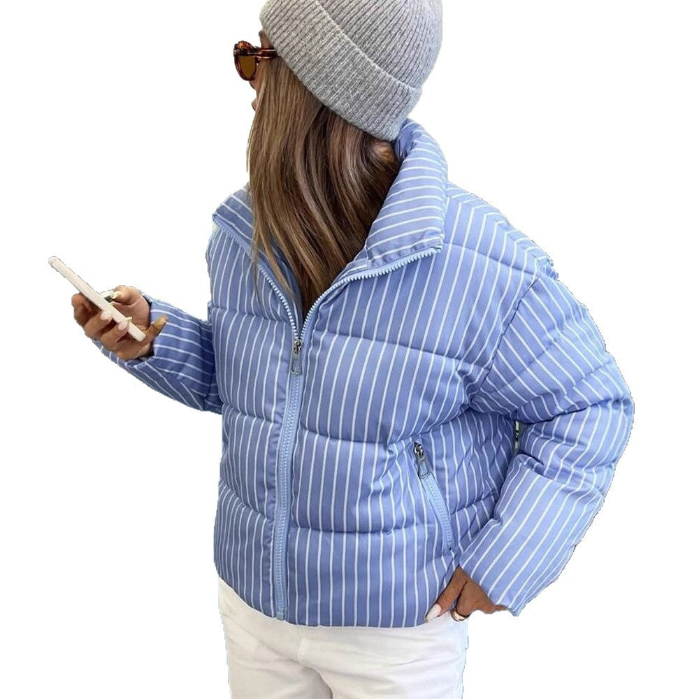 Women's short quilted jacket with high stand-up collar, vertical stripe pattern and zippered pockets Chichicherry