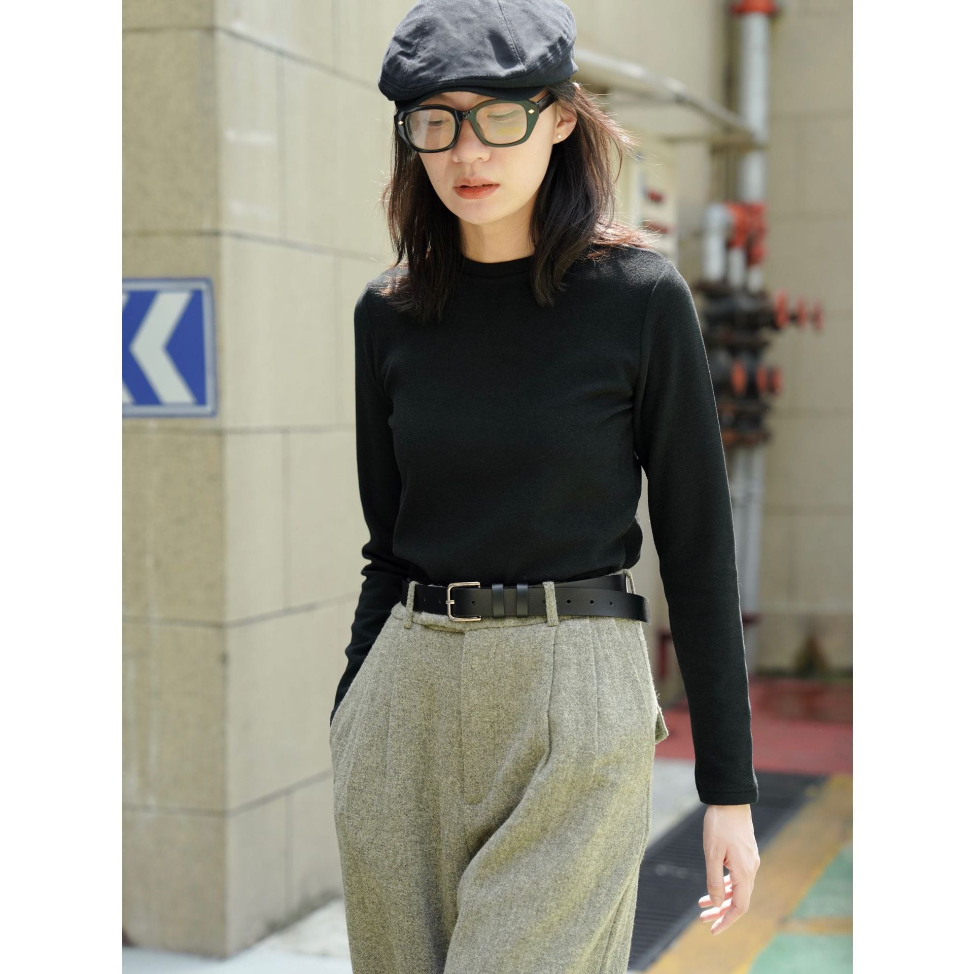 Women's fine round neck sweater made of cotton blend with slightly tailored silhouette Chichicherry