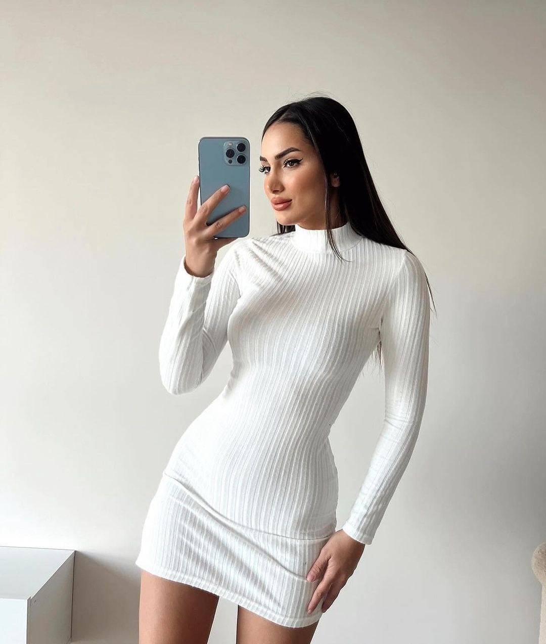 Damen Enganliegendes Rippstrick-Minikleid mit Rollkragen und langen Ärmeln Chichicherry