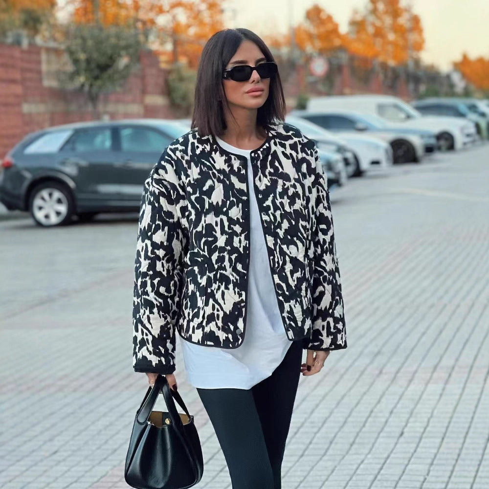 Women’s quilted jacket in oversized boxy cut with round neckline and abstract animal print Chichicherry