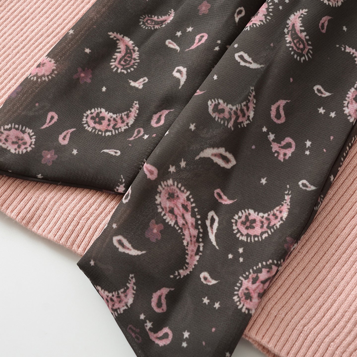 Women's fine knit pullover with threaded paisley scarf Chichicherry