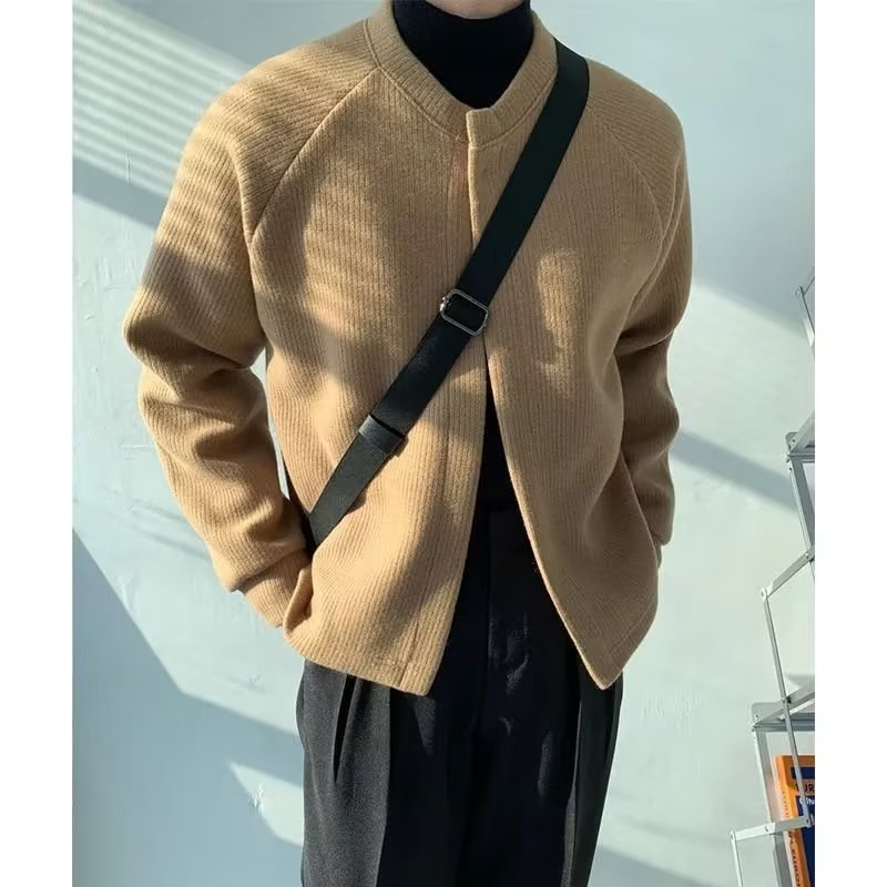 Herren Kragenloser Boxy-Rippenstrick-Cardigan mit verdeckter Druckknopfleiste Chichicherry