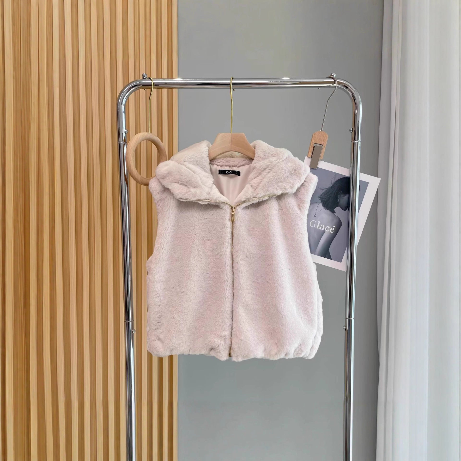 Women’s sleeveless teddy vest with hood and zipper Chichicherry