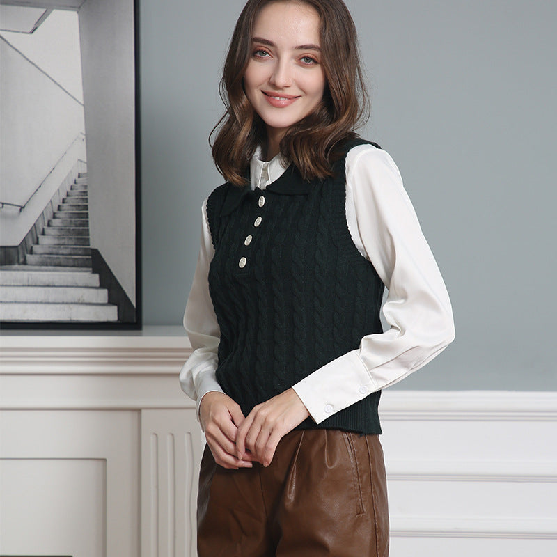 Women's fine knit sleeveless polo vest with cable pattern and tailored cut Chichicherry