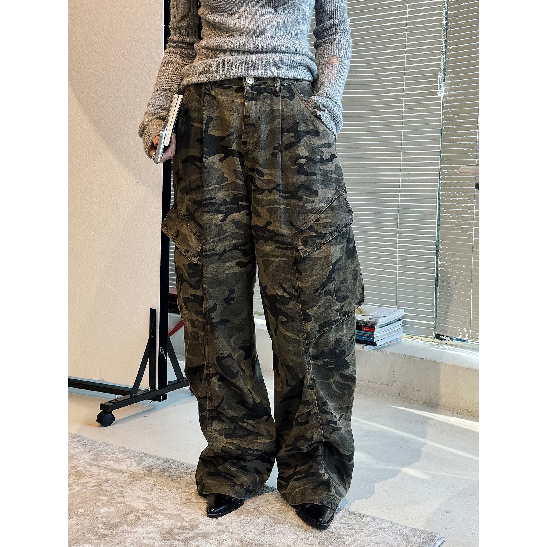 Women's fitted rib fine knit sweater with used hole detail and narrow stand-up collar Chichicherry