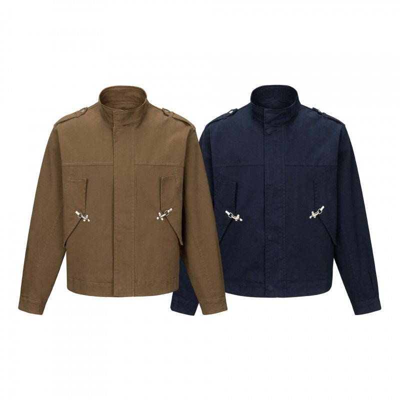 Men's short-cut field jacket made of cotton canvas with stand-up collar, shoulder flaps, and adjustable flap pockets Chichicherry
