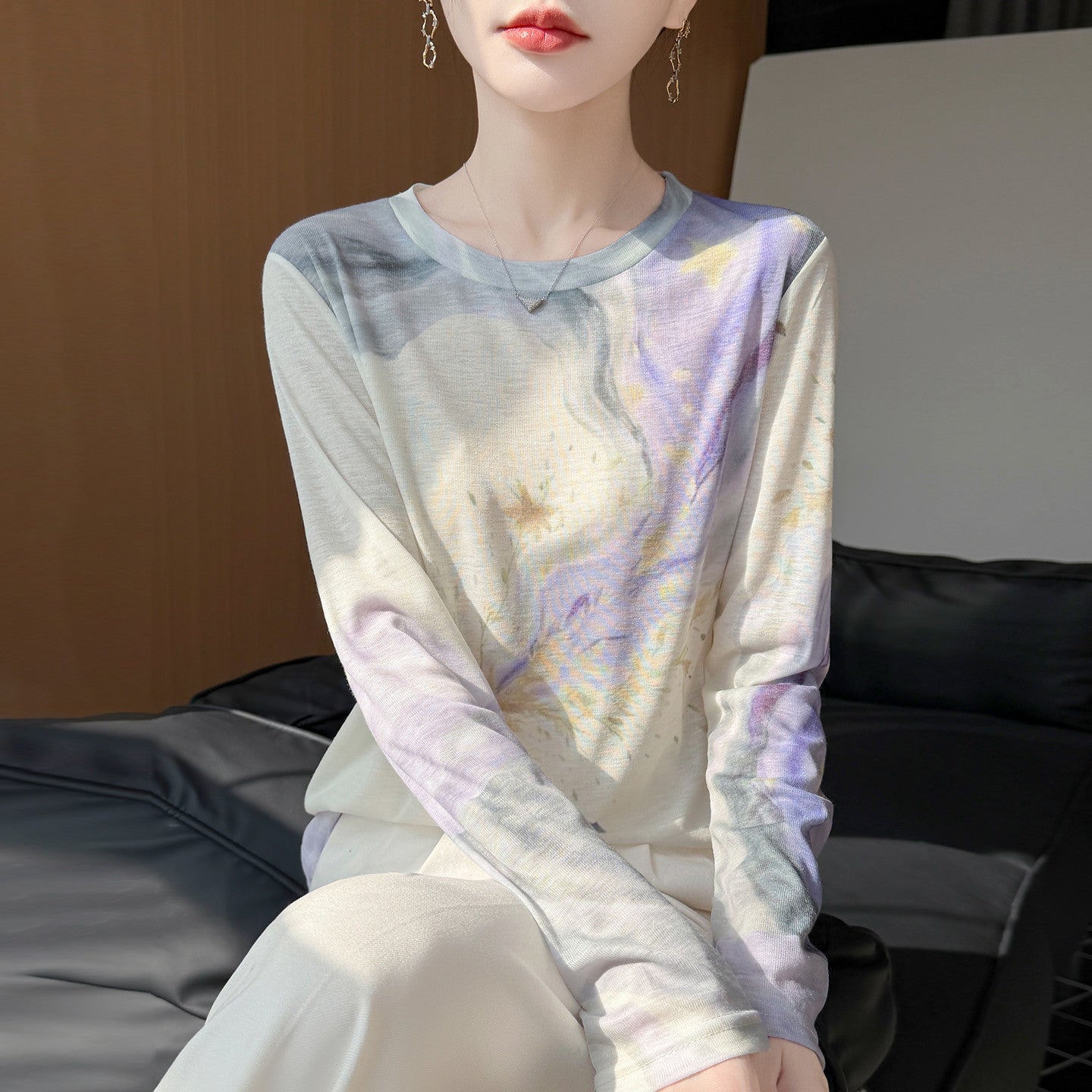 Women's Lightweight Long Sleeve Shirt made of Viscose Mix with Watercolor Print and Round Neck Chichicherry
