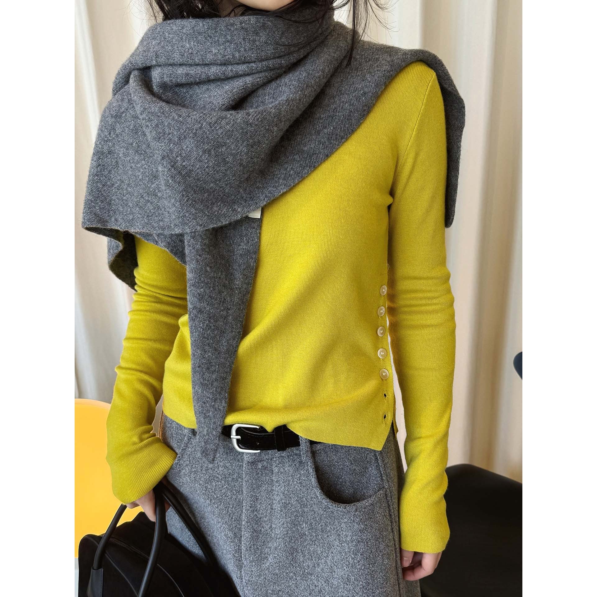 Women’s Figure-hugging Fine Knit Sweater with Round Neck and Decorative Side Button Placket Chichicherry