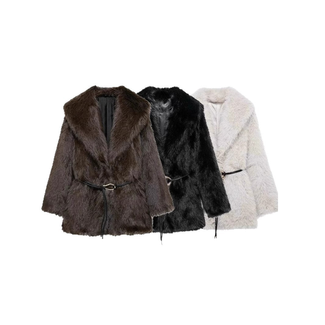 Ladies short coat made of high-pile faux fur with a large shawl collar and decorative belt Chichicherry