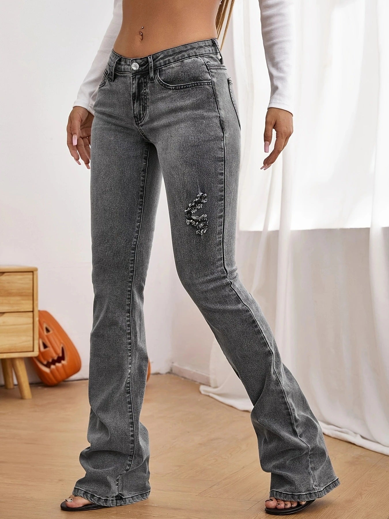 Women’s high-waisted flared jeans with pearl appliqué and shaping waistband Chichicherry