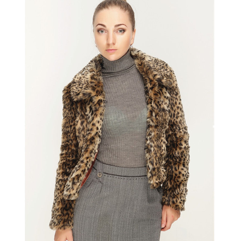 Ladies short jacket made of synthetic fur with a tailored cut, lapel collar and concealed closure Chichicherry