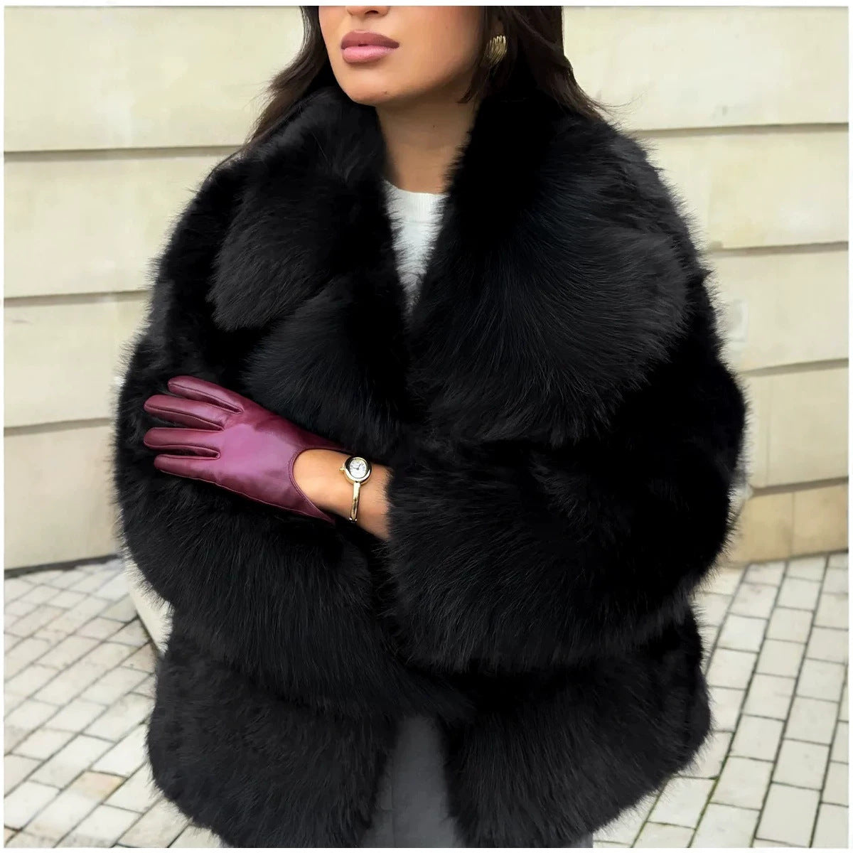 Ladies short coat made of luxurious high-pile faux fur with boxy silhouette and wide lapels Chichicherry