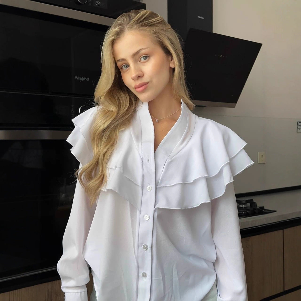 Damen Chiffon-Bluse mit mehrlagiger Volant-Rüsche und Perlmuttknöpfen Chichicherry