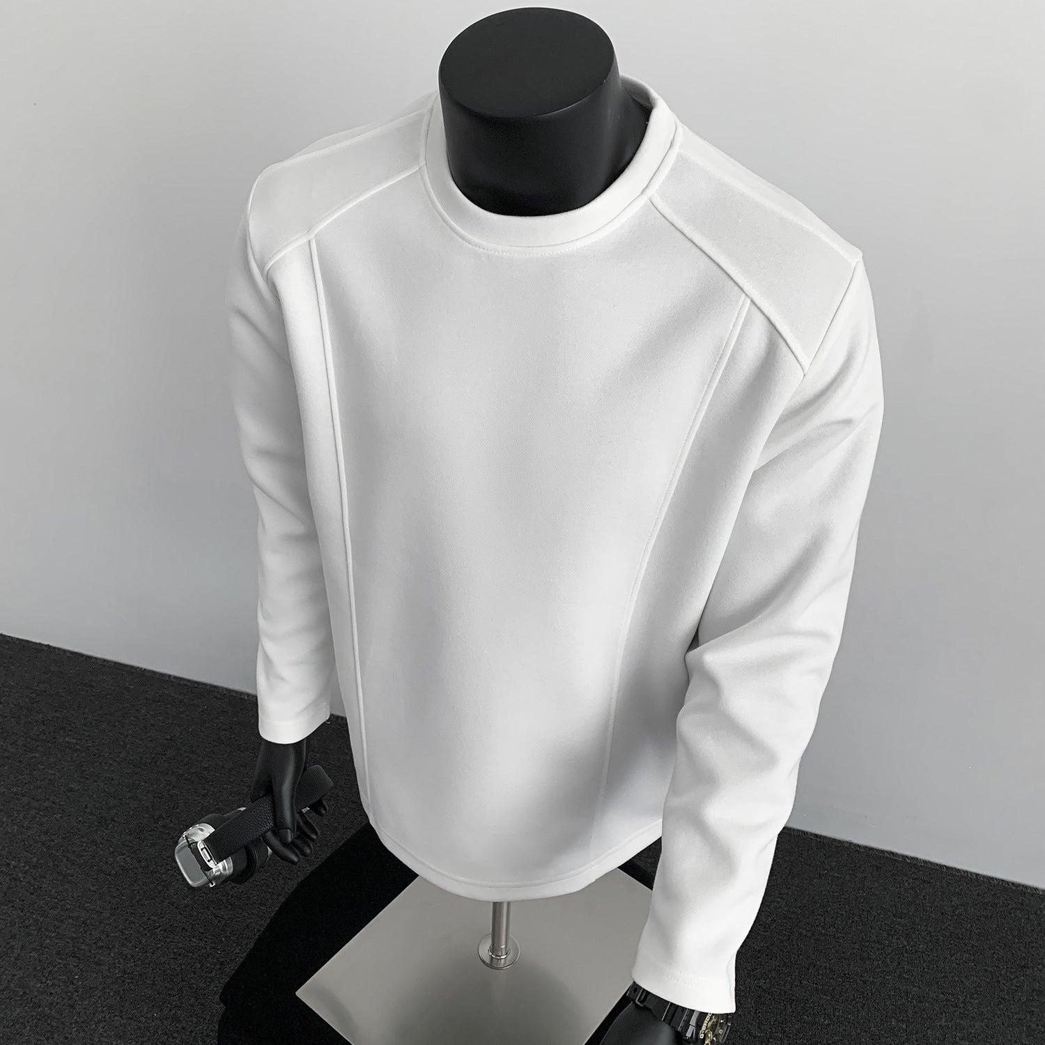 Men's sweatshirt with structured seam details and round neck Chichicherry