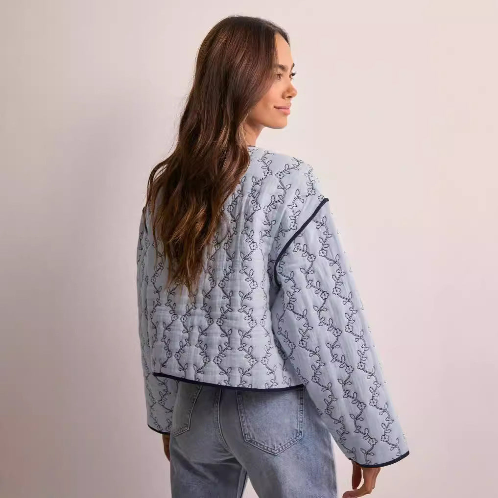 Women's quilted short jacket with V-neck, contrast piping, and floral quilted application Chichicherry
