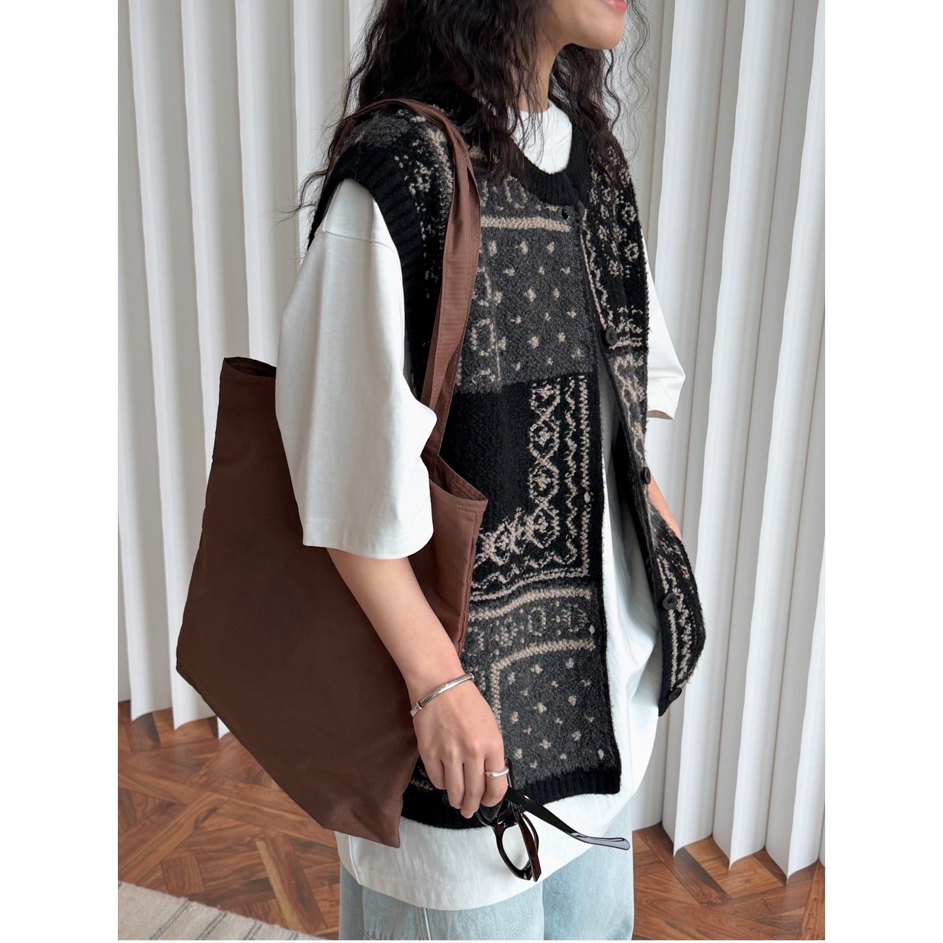 Women’s jacquard knitted vest with button placket and ribbed neckline Chichicherry