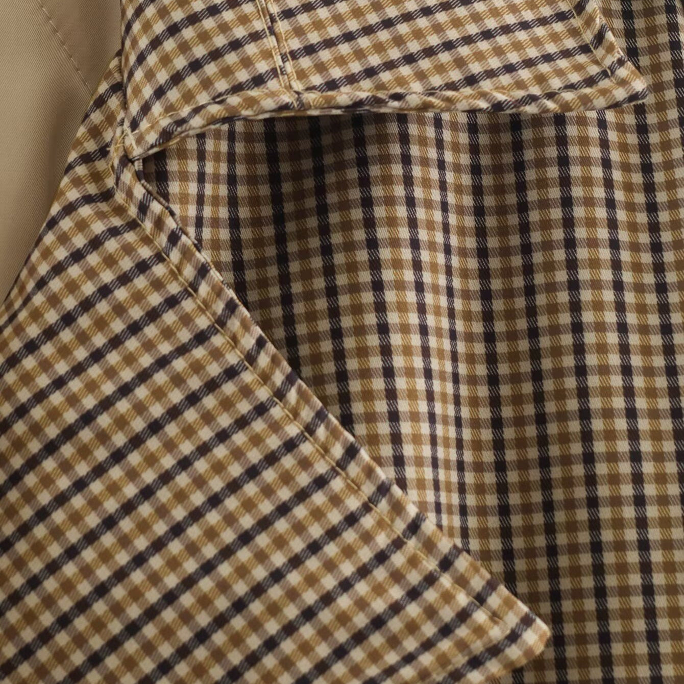 Women's short trench coat in checkered pattern with waist belt, shoulder straps and quilted inner lining Chichicherry