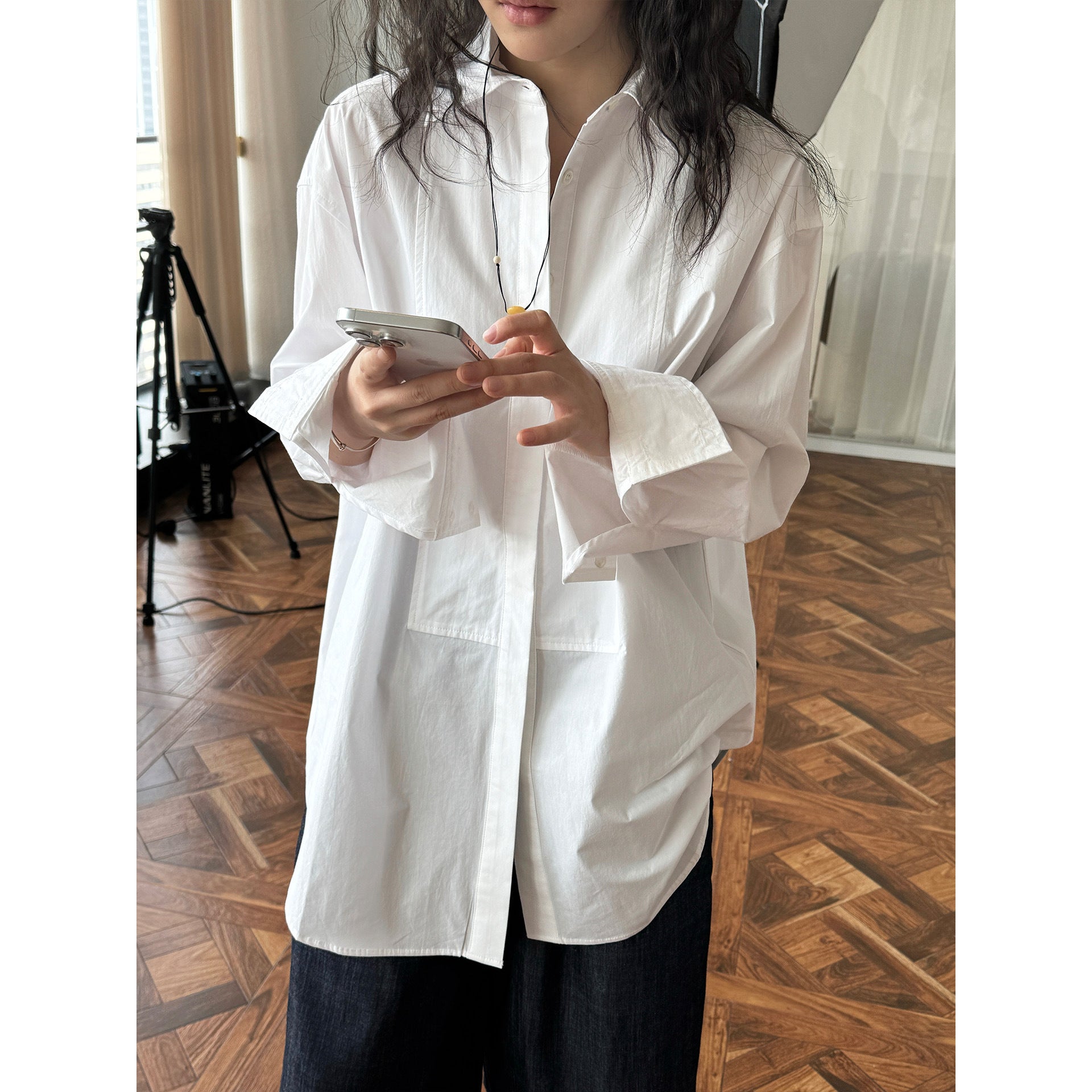 Women's Loose Poplin Shirt with Concealed Button Placket and Extended Back Chichicherry
