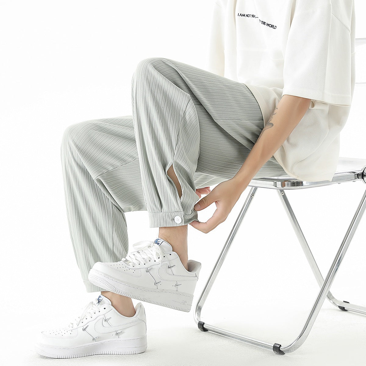 Men's loose-fitting leisure pants with drawstring, fine ribbed structure, and buttoned cuffs Chichicherry
