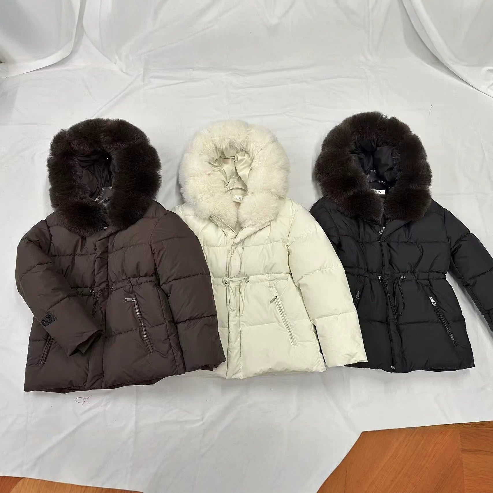 Women's short padded quilted jacket with drawstring waist and voluminous fur collar Chichicherry