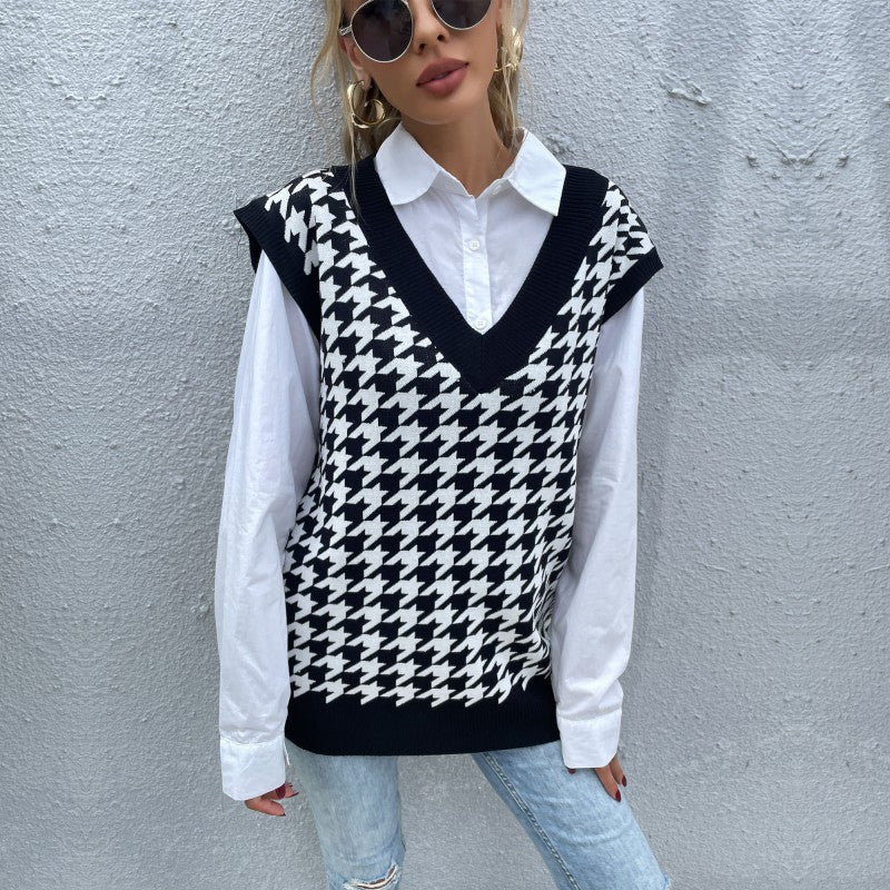 Women's Oversized Knitted Vest with Houndstooth Pattern and V-Neck Chichicherry