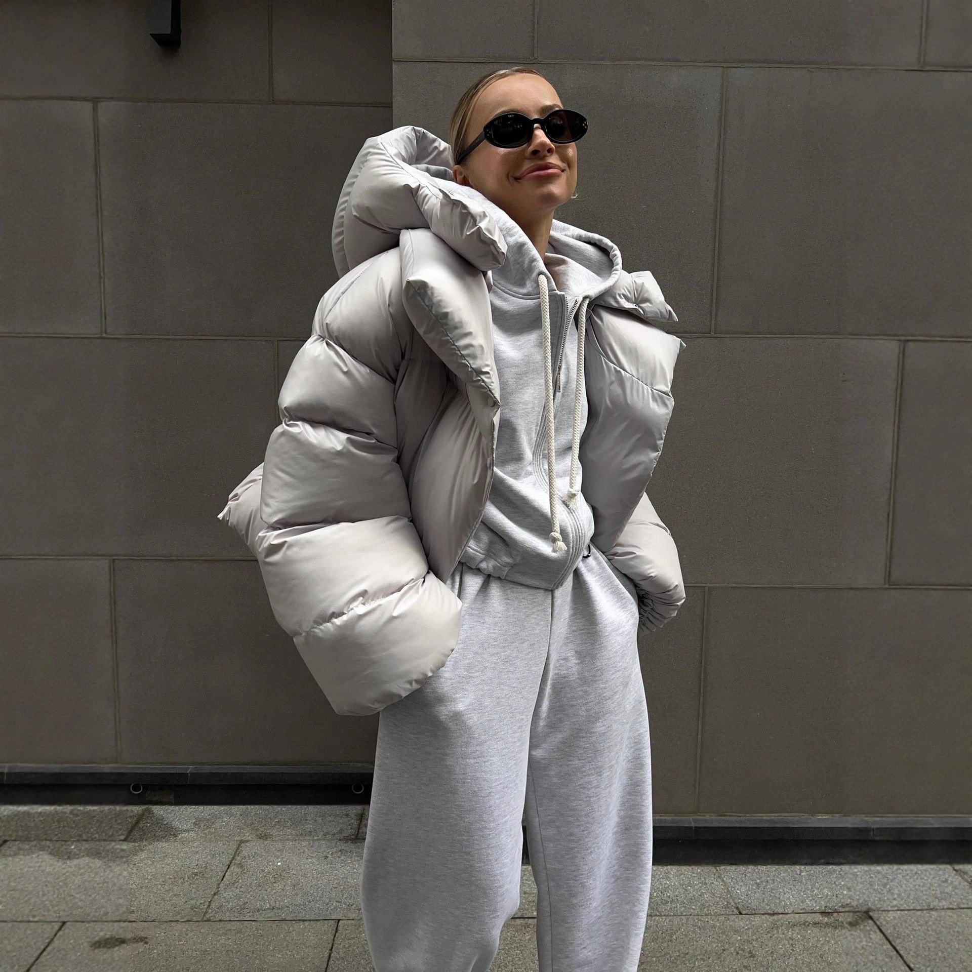 Damen extravagante Oversize Steppdaunenjacke mit extravoluminöser Kapuze Chichicherry