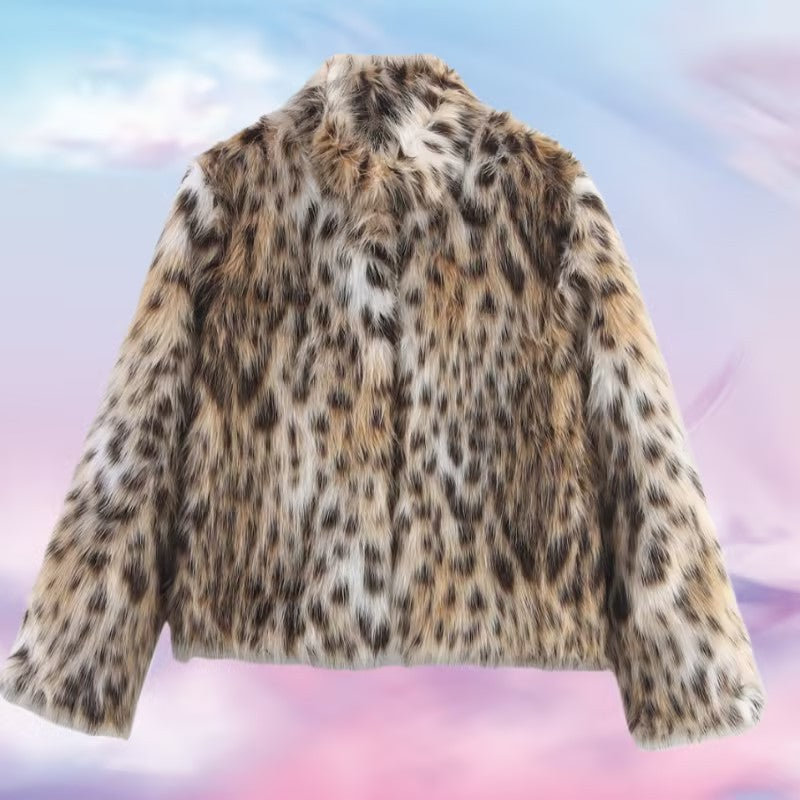 Women's short jacket made of faux fur in leopard print with boxy cut and stand-up collar Chichicherry