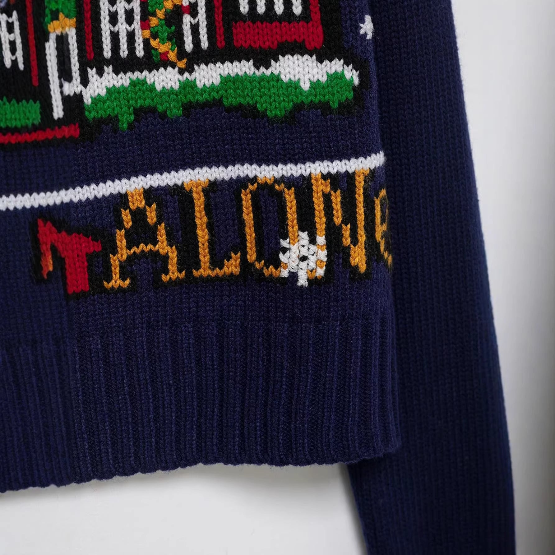 Women Cropped Christmas Sweater with Intarsia House Motif and Round Neckline Chichicherry