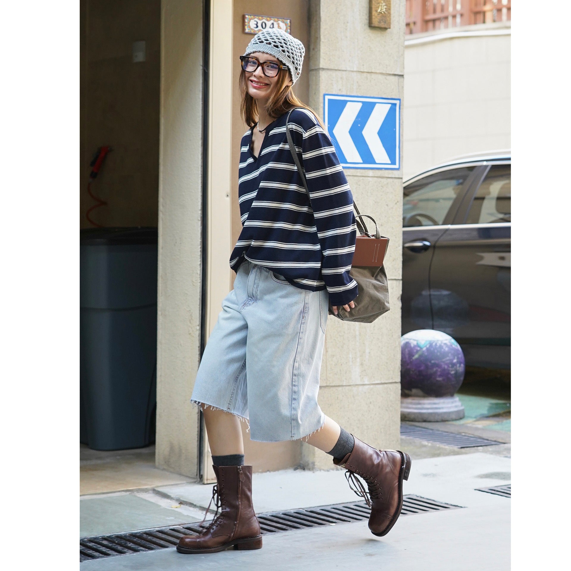 Ladies high-waisted wide denim Bermuda with fringed hem Chichicherry