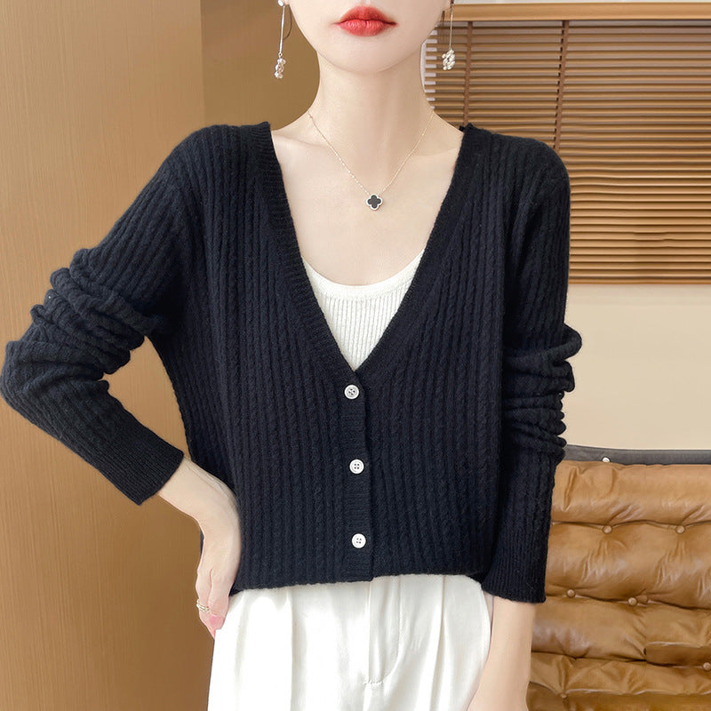Women's Short-Cut Fine Knit Cardigan with V-Neck, Fine Ribbed Structure and Mother-of-Pearl Buttons Chichicherry