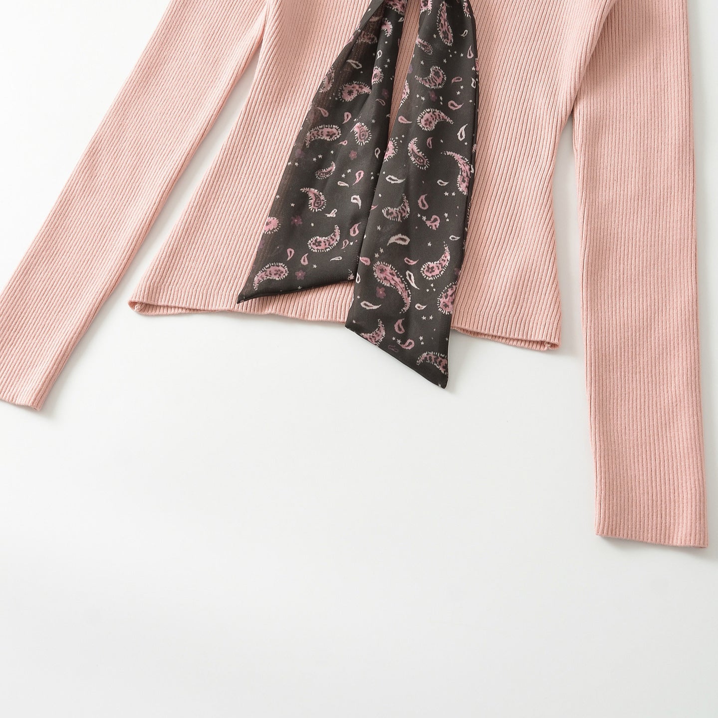 Women's fine knit pullover with threaded paisley scarf Chichicherry