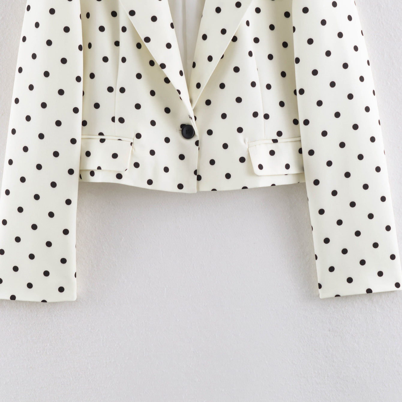 Women's short blazer with polka dot pattern, tailored cut and lapel collar Chichicherry
