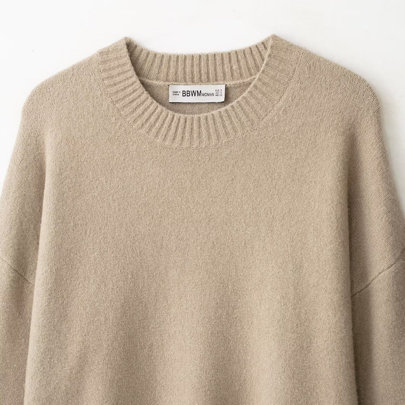Women's oversized fine knit sweater with round neckline, dropped shoulder and extra-long ribbed cuffs.