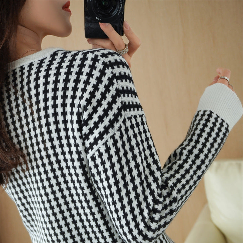 Women's Lightweight Structured Knit Sweater with Houndstooth Pattern and Wide Ribbed Cuff Chichicherry