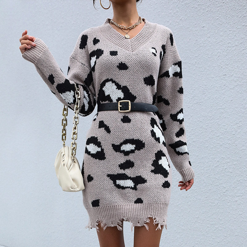 Women's oversized knit dress in leopard jacquard with V-neck and frayed hem Chichicherry